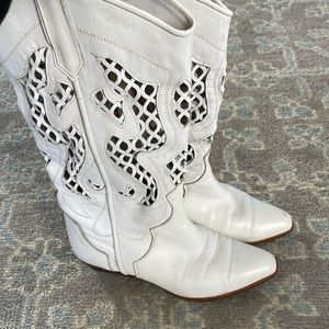 Amazing white vintage cut out leather white western boots. Size 6